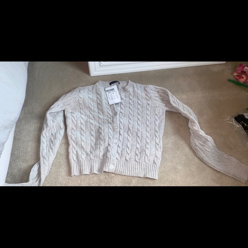 Brandy Melville Sweater (BRAND NEW!!)
